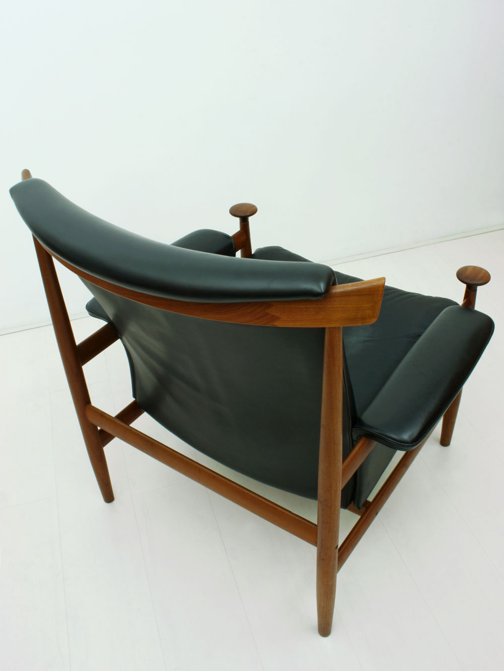 VINTAGE CHAIRS MODEL 42 IN TEAK AND BLACK LEATHER PIVOTING BACK AND A visual data 7