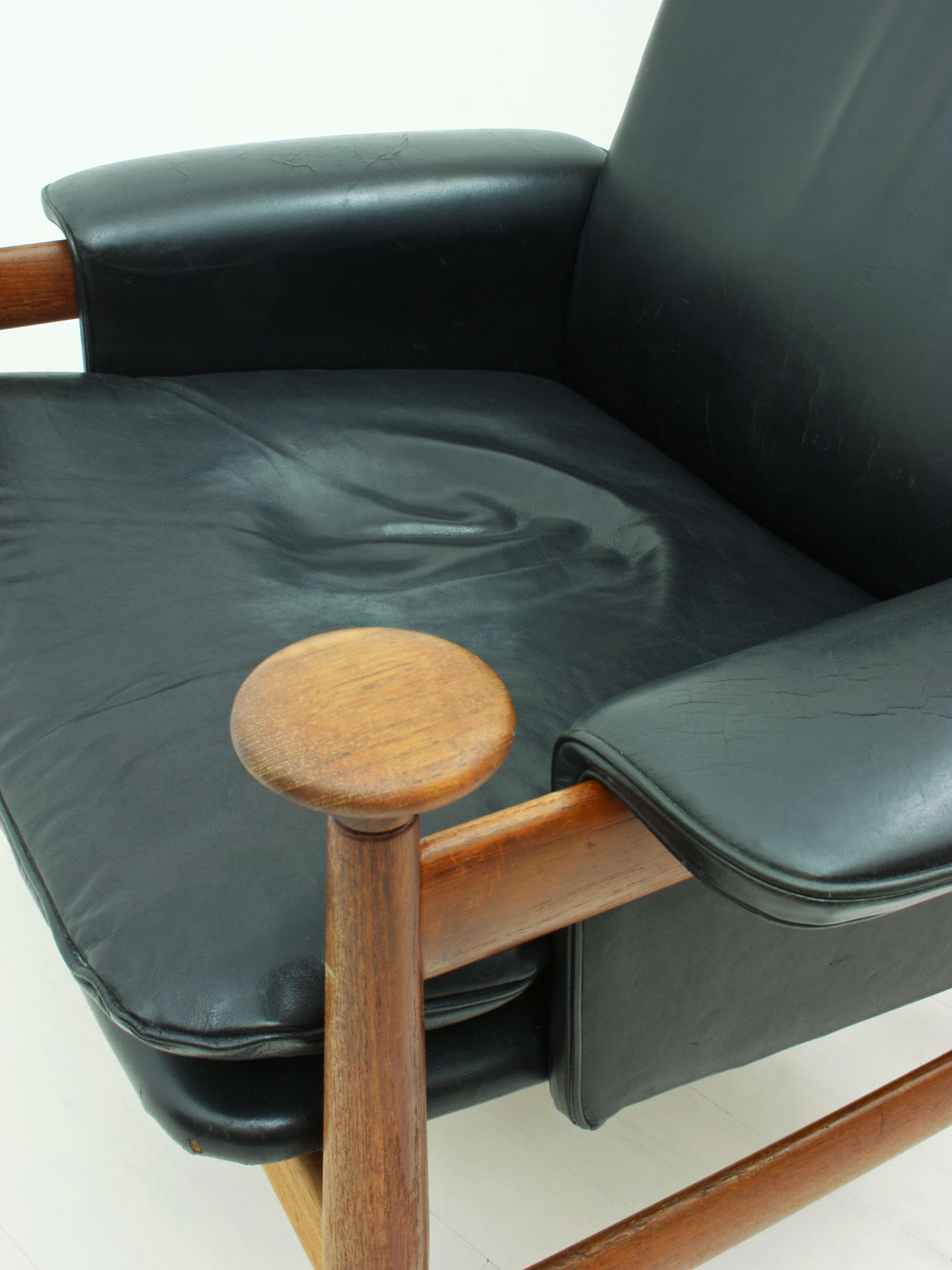 VINTAGE CHAIRS MODEL 42 IN TEAK AND BLACK LEATHER PIVOTING BACK AND A visual data 6
