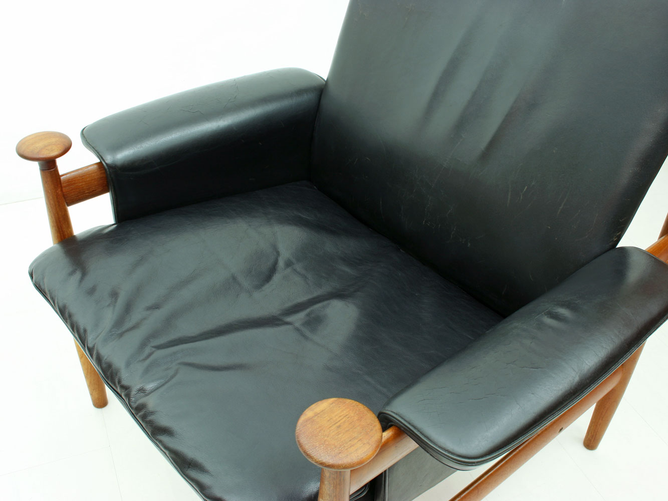 VINTAGE CHAIRS MODEL 42 IN TEAK AND BLACK LEATHER PIVOTING BACK AND A visual data 5