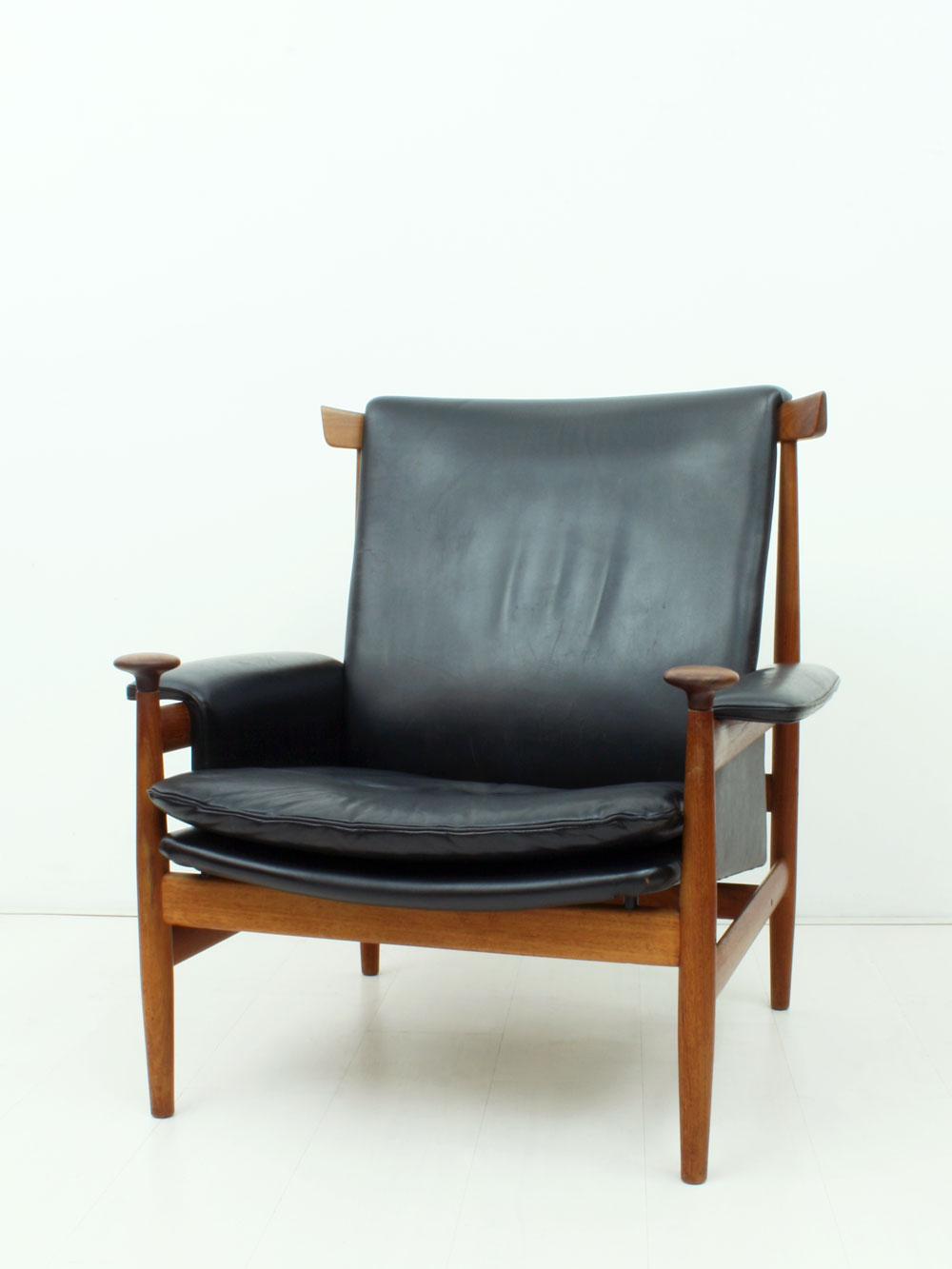VINTAGE CHAIRS MODEL 42 IN TEAK AND BLACK LEATHER PIVOTING BACK AND A visual data 8